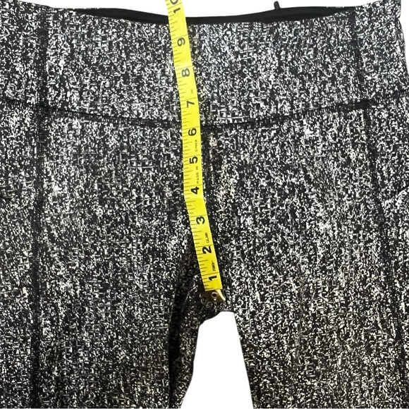 Lululemon Athletica Black Capri Leggings EUC 6 - Picture 4 of 6